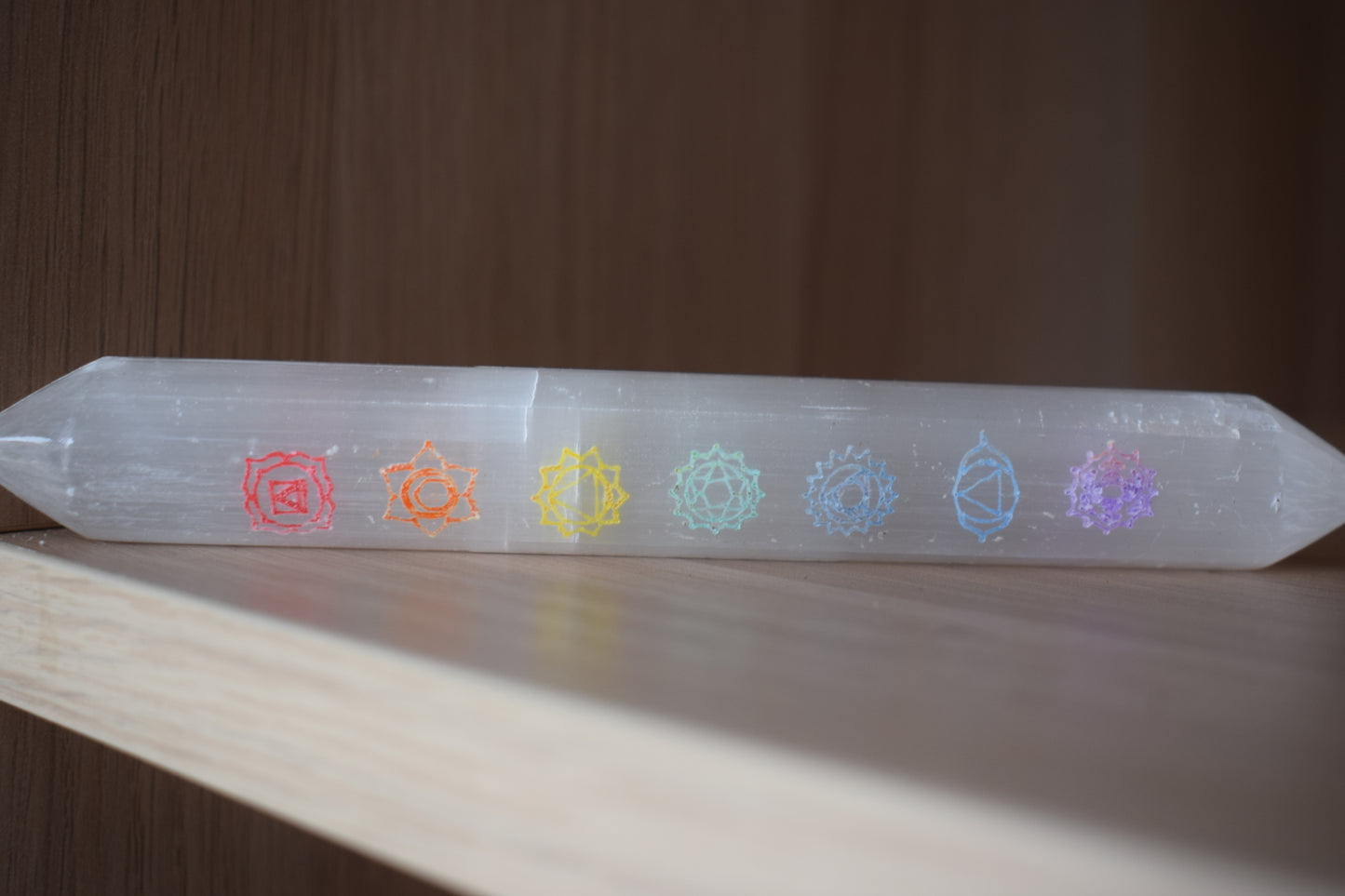 Bâton de massdage en sélénite gravé des 7 chakras