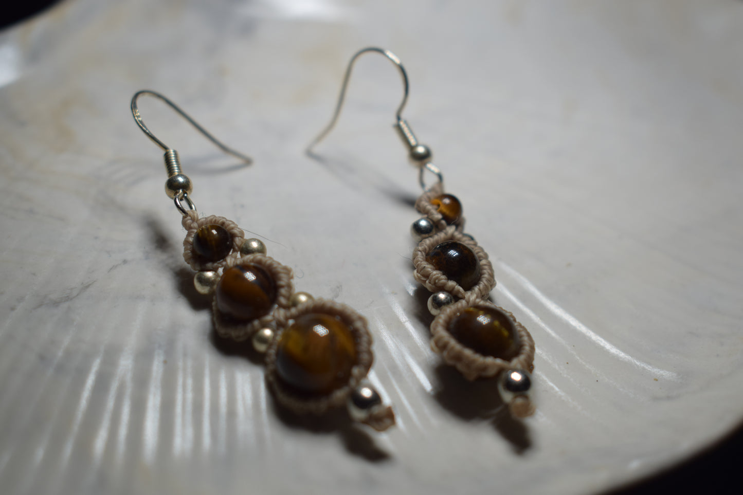 Boucles d'oreilles en macramé & pierre œil de tigre