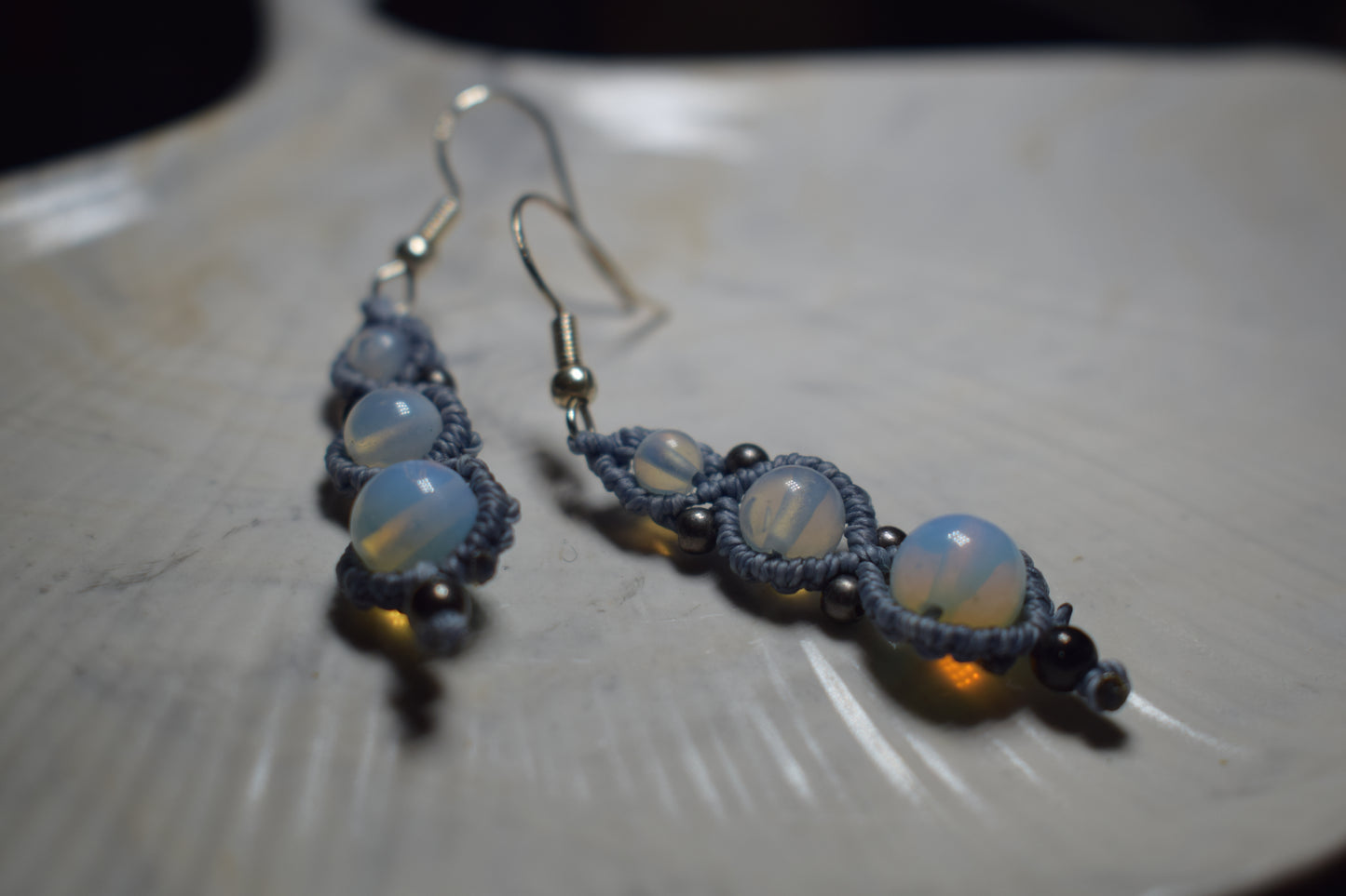 Boucles d'oreilles en macramé & pierre opalite