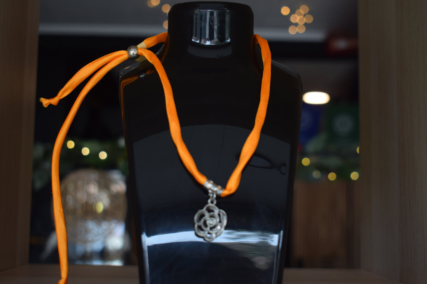 Collier cordin satin orange & fleur argentée