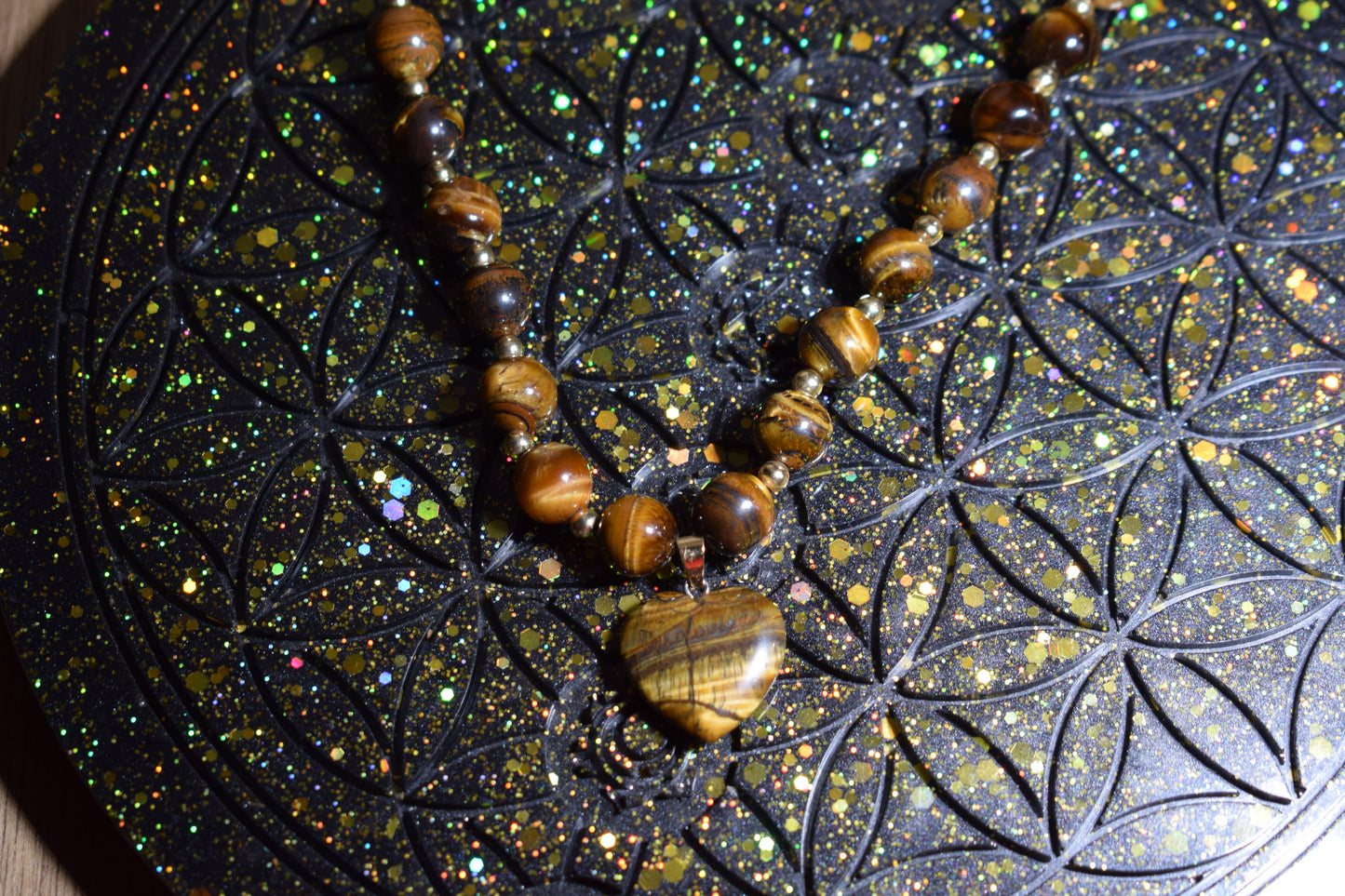 Collier de perles d'œil de tigre et pendentif cœur