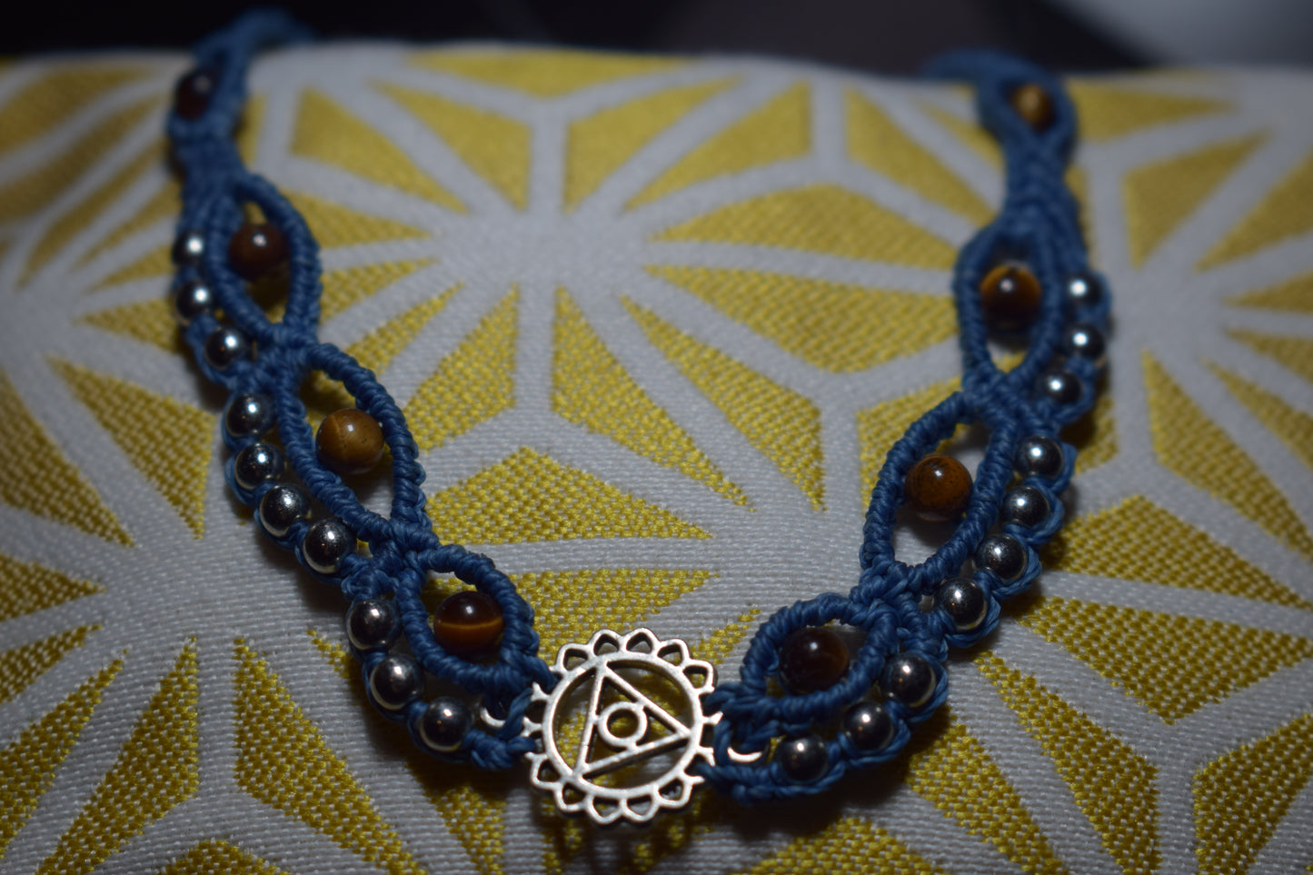 Collier en macramé & pierres oeil de tigre avec un pendentif le chakra ajna