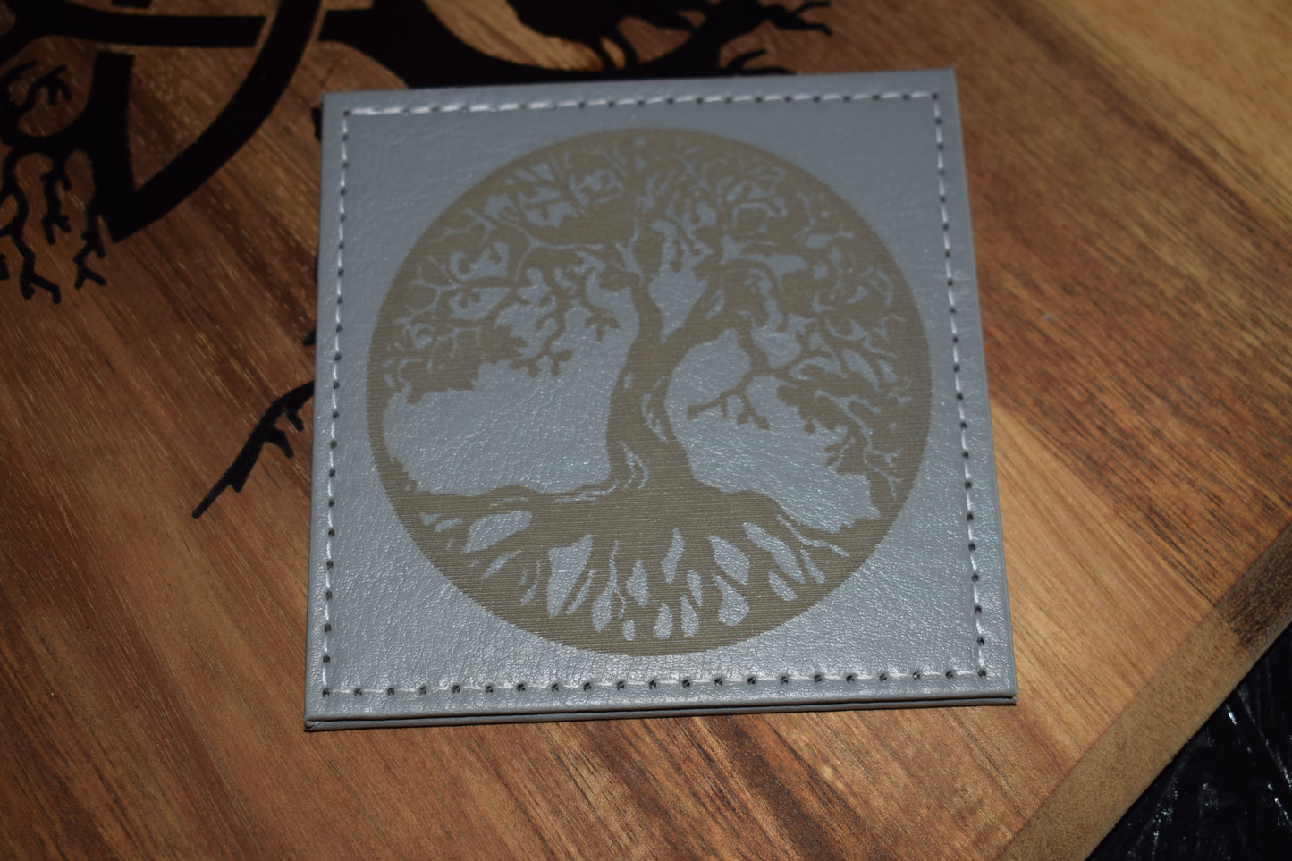 Dessous de verre en cuir gris gravé au laser motif arbre de vie