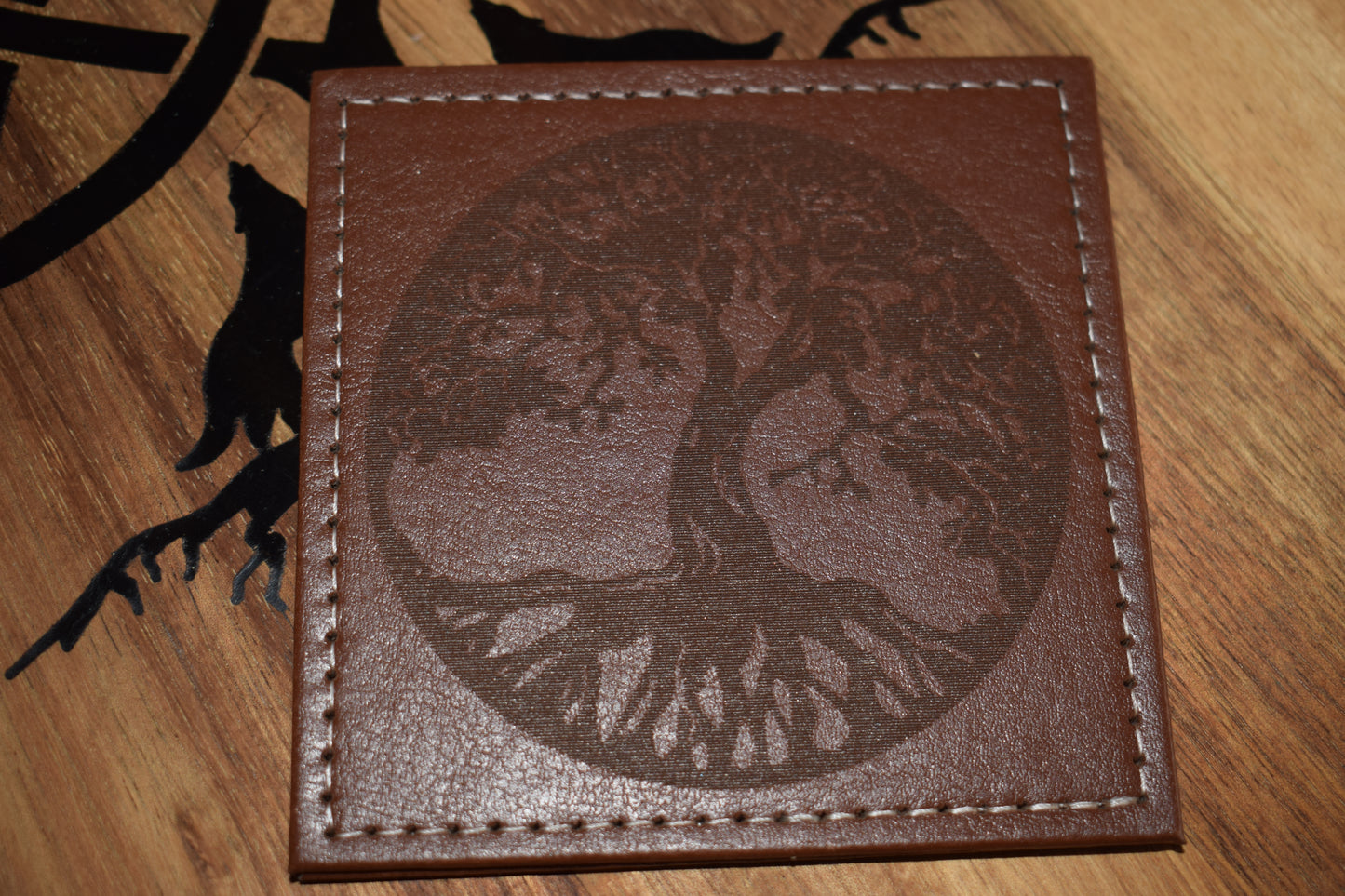 Dessous de verre en cuir marron gré au laser motif arbre de vie