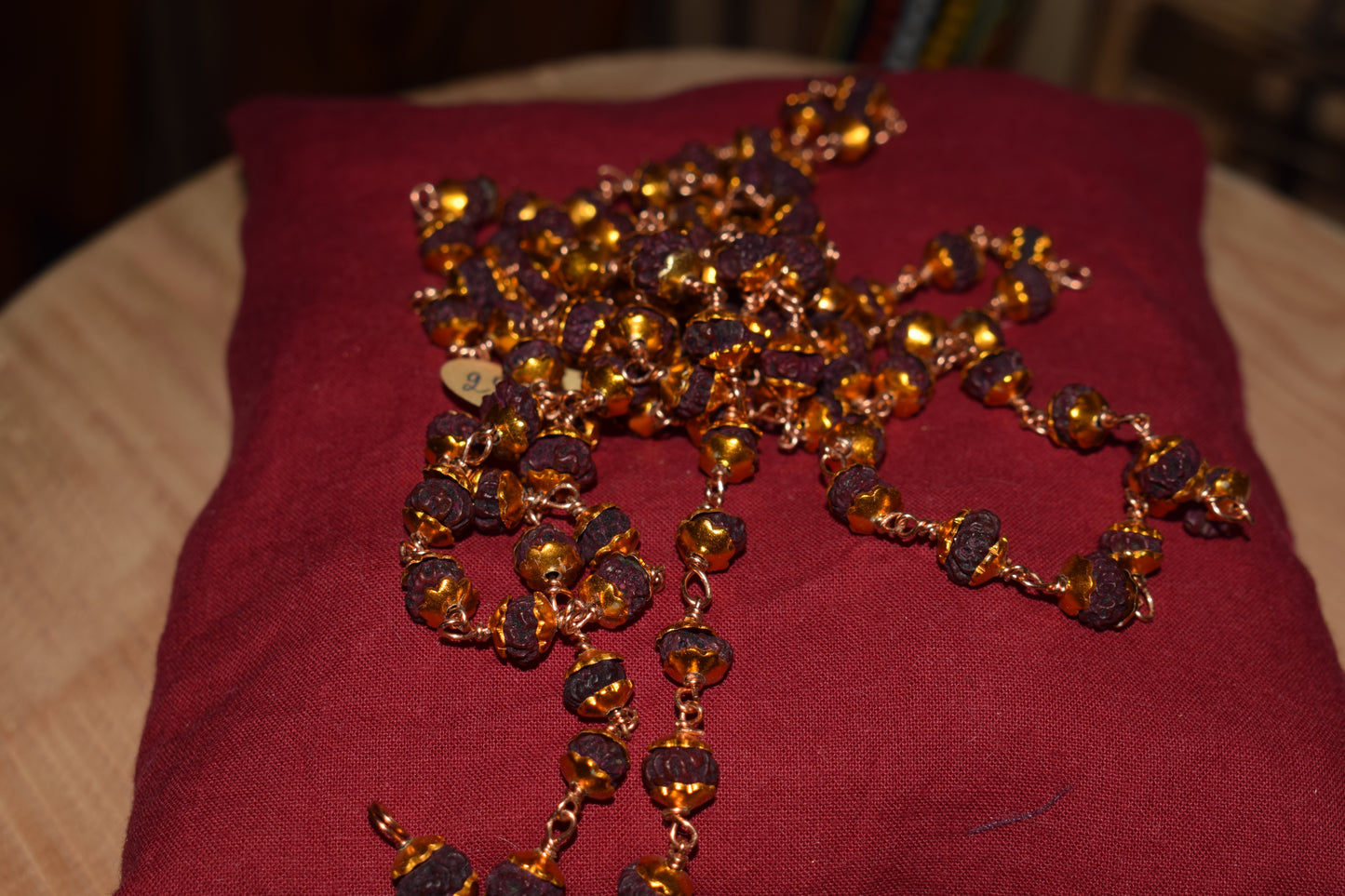Mala & perles de Rudraksha avec éléments dorés