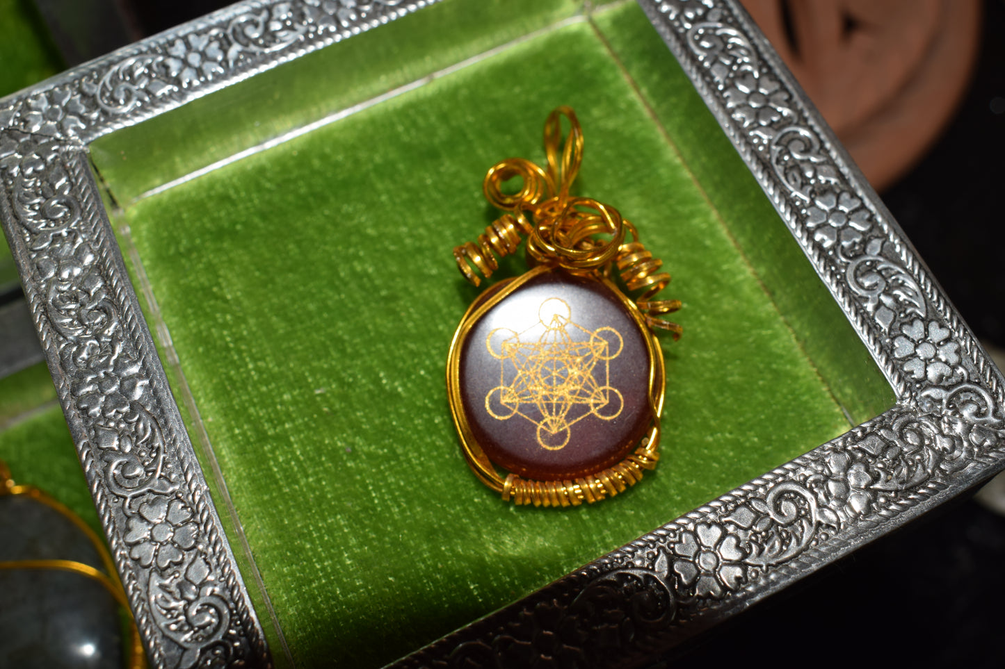Pendentif cube de métatron avec agate rouge armature fil de cuivre