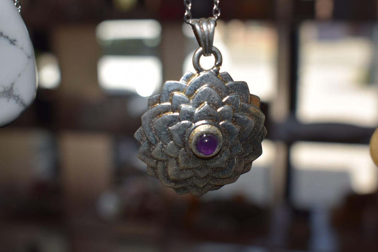 Pendentif forme de lotus avec améthyste