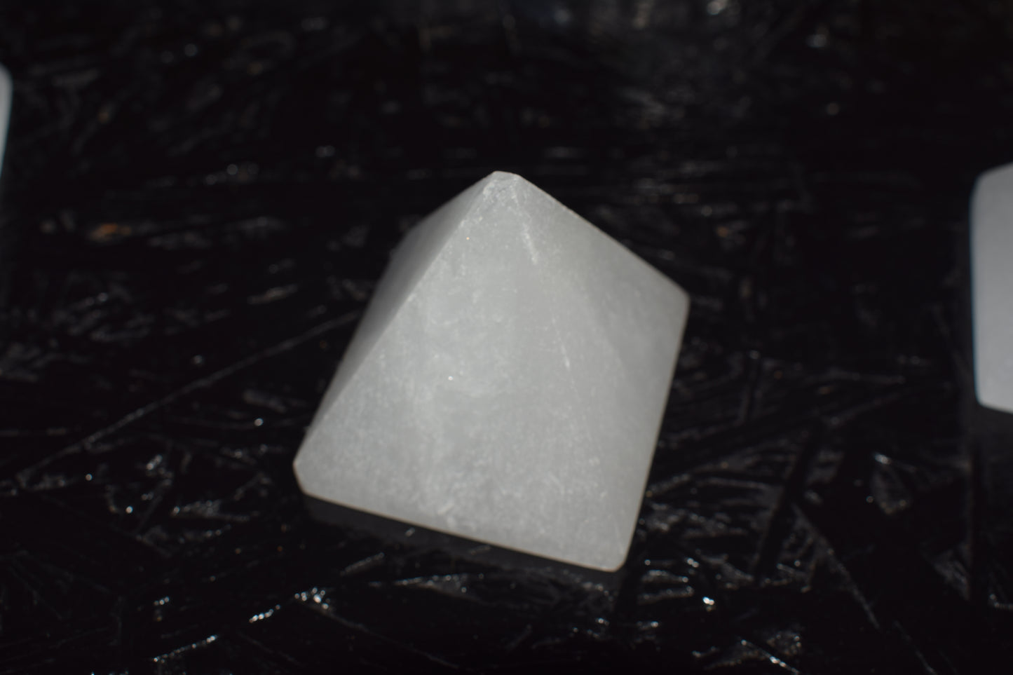 Pyramide en sélénite