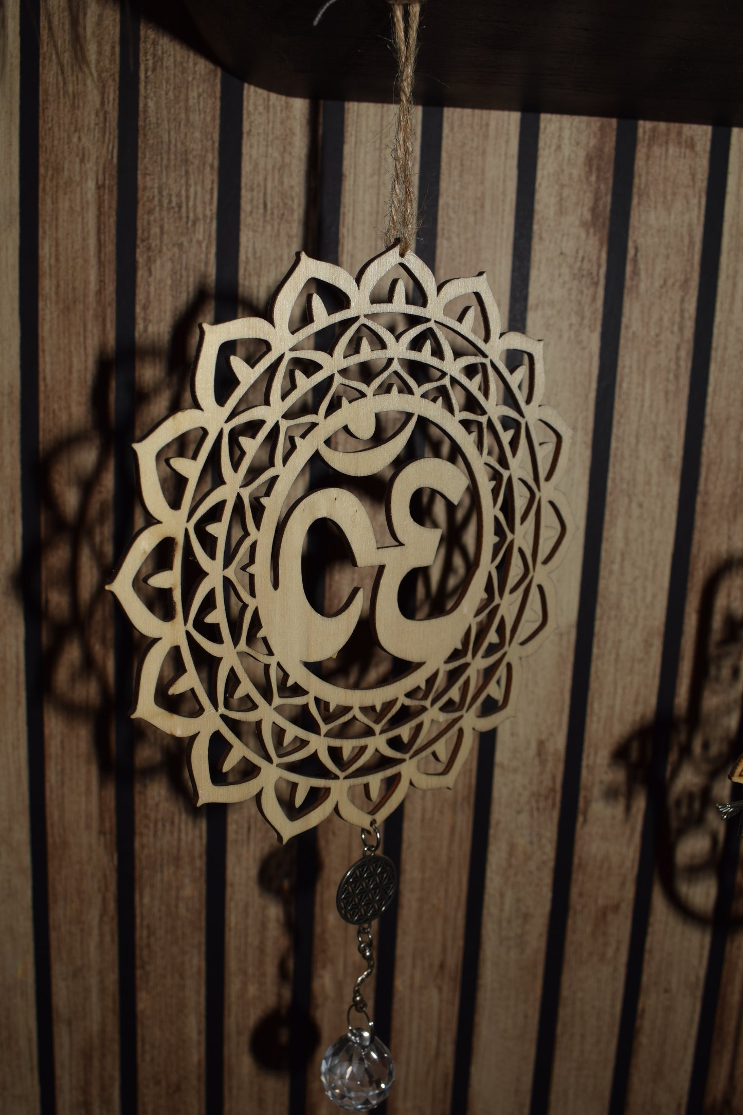 Attrape soleil avec symbole Om en bois