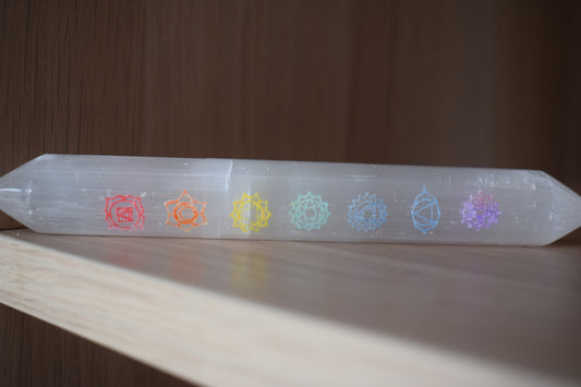 Bâton de massdage en sélénite gravé des 7 chakras