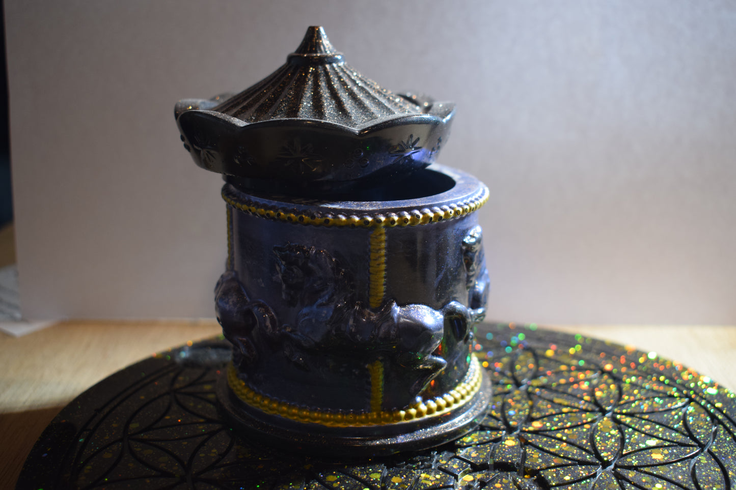 Boîte carrousel miniature mauve métallisée & dorés résine époxy