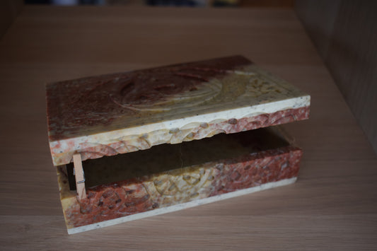 Boîte sculptée en pierre de savon motif celtique