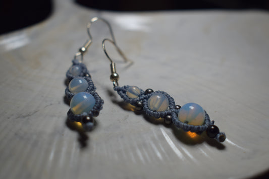 Boucles d'oreilles en macramé & pierre opalite