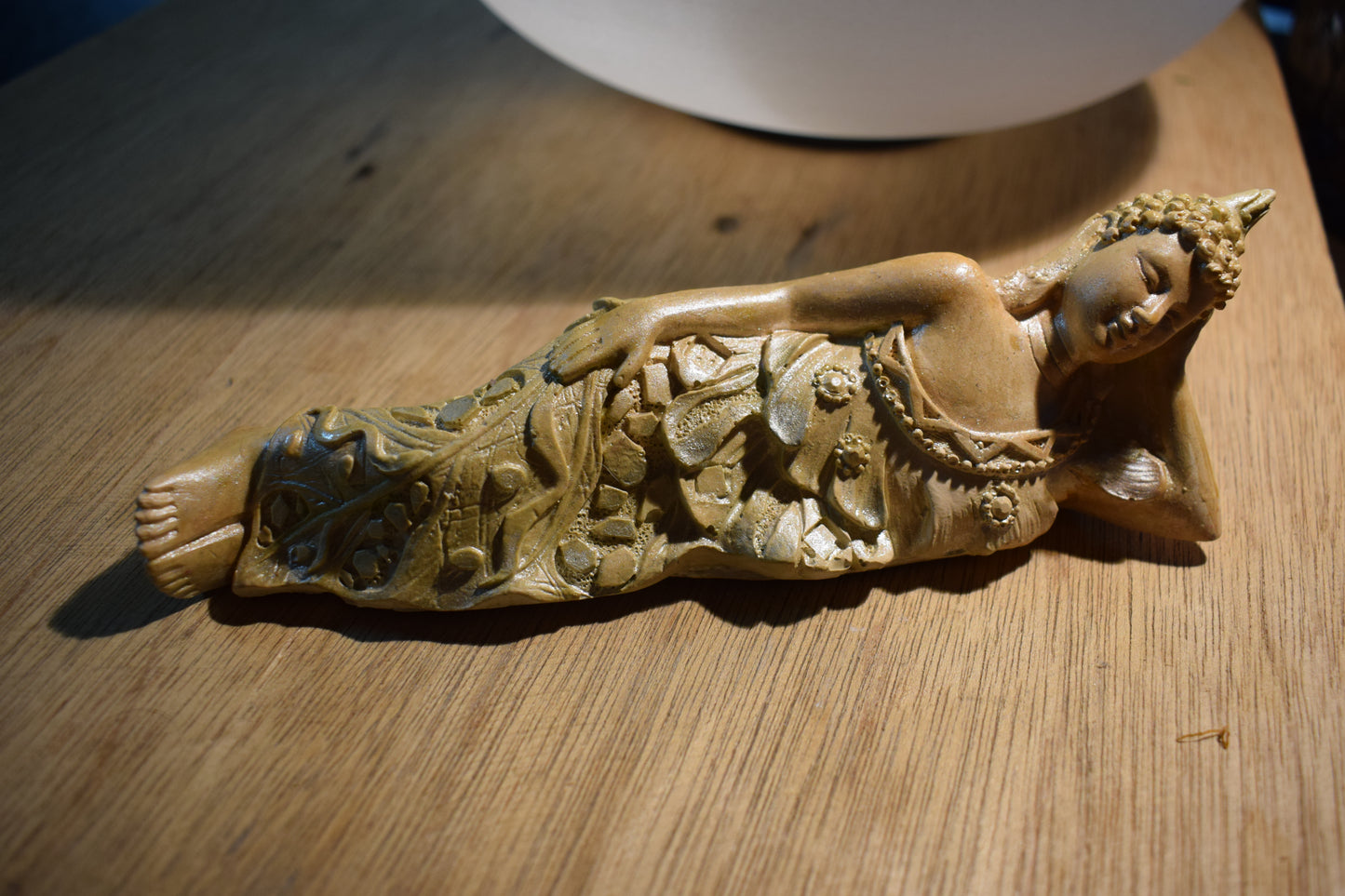Bouddha couché en céramique