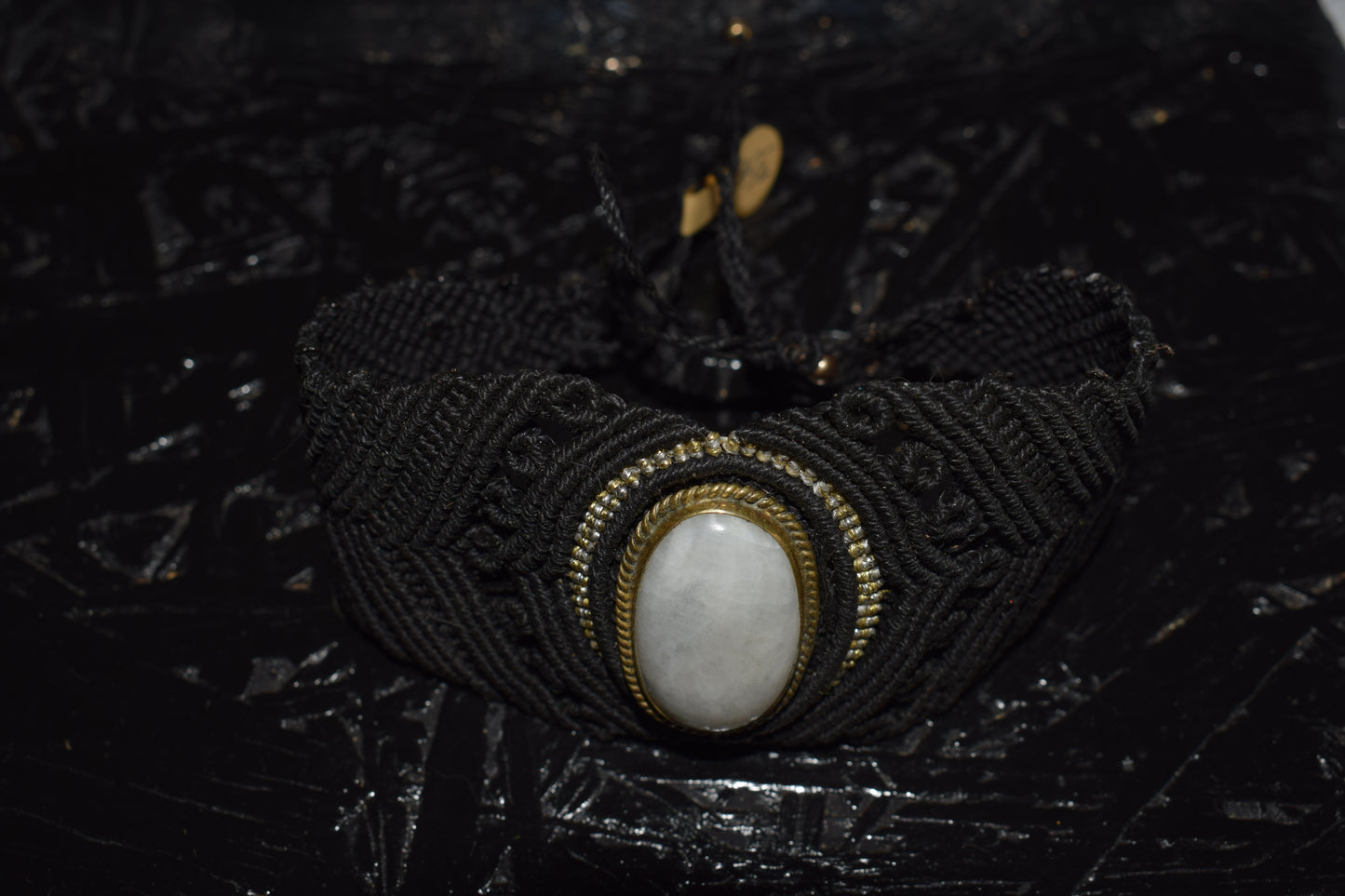 Bracelet en macramé artisanal orné d'une pierre de lune