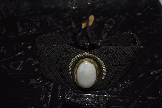 Bracelet en macramé artisanal orné d'une pierre de lune