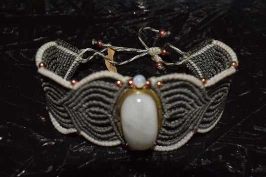 Bracelet en macramé artisanal orné d'une pierre de lune 1