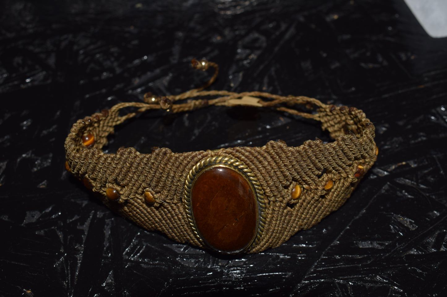 Bracelet en macramé artisanal orné d'une pierre œil de tigre