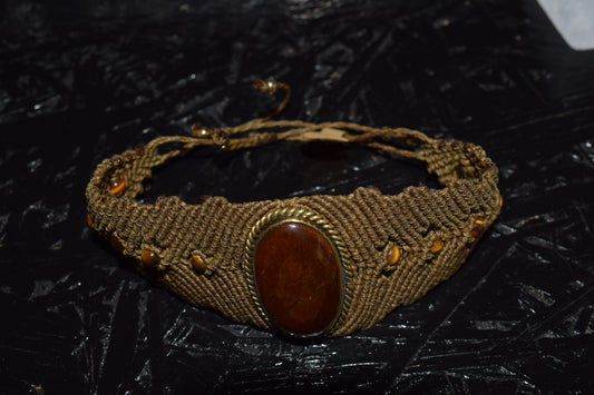 Bracelet en macramé artisanal orné d'une pierre œil de tigre