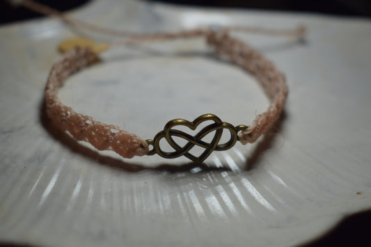 Bracelet en macramé avec pendentif forme de cœur entrelacé