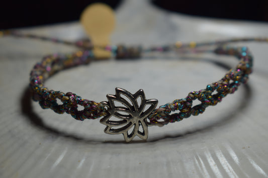 Bracelet en macramé multicolore avec un pendentif fleur de lotus ajourée