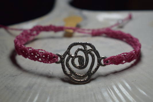 Bracelet en macramé rose avec pendentif en forme de rose ajourée en métal
