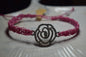 Bracelet en macramé rose avec pendentif en forme de rose ajourée en métal