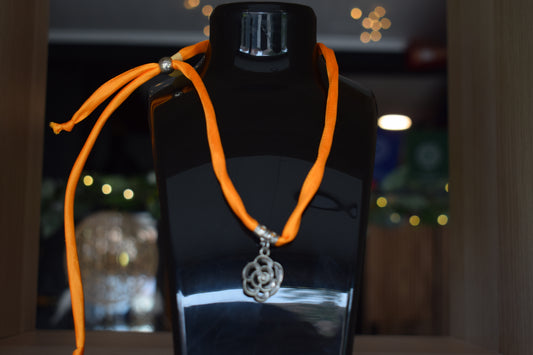 Collier cordin satin orange & fleur argentée