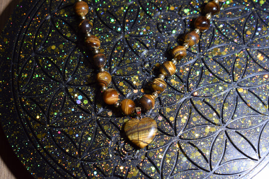 Collier de perles d'œil de tigre et pendentif cœur