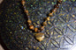 Collier de perles d'œil de tigre et pendentif cœur