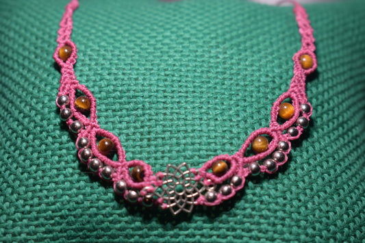 Collier en macramé & pierre œil de tigre avec pendentif forme florale