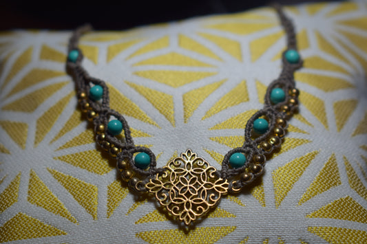 Collier en macramé & pierre turquoise et filigrane doré