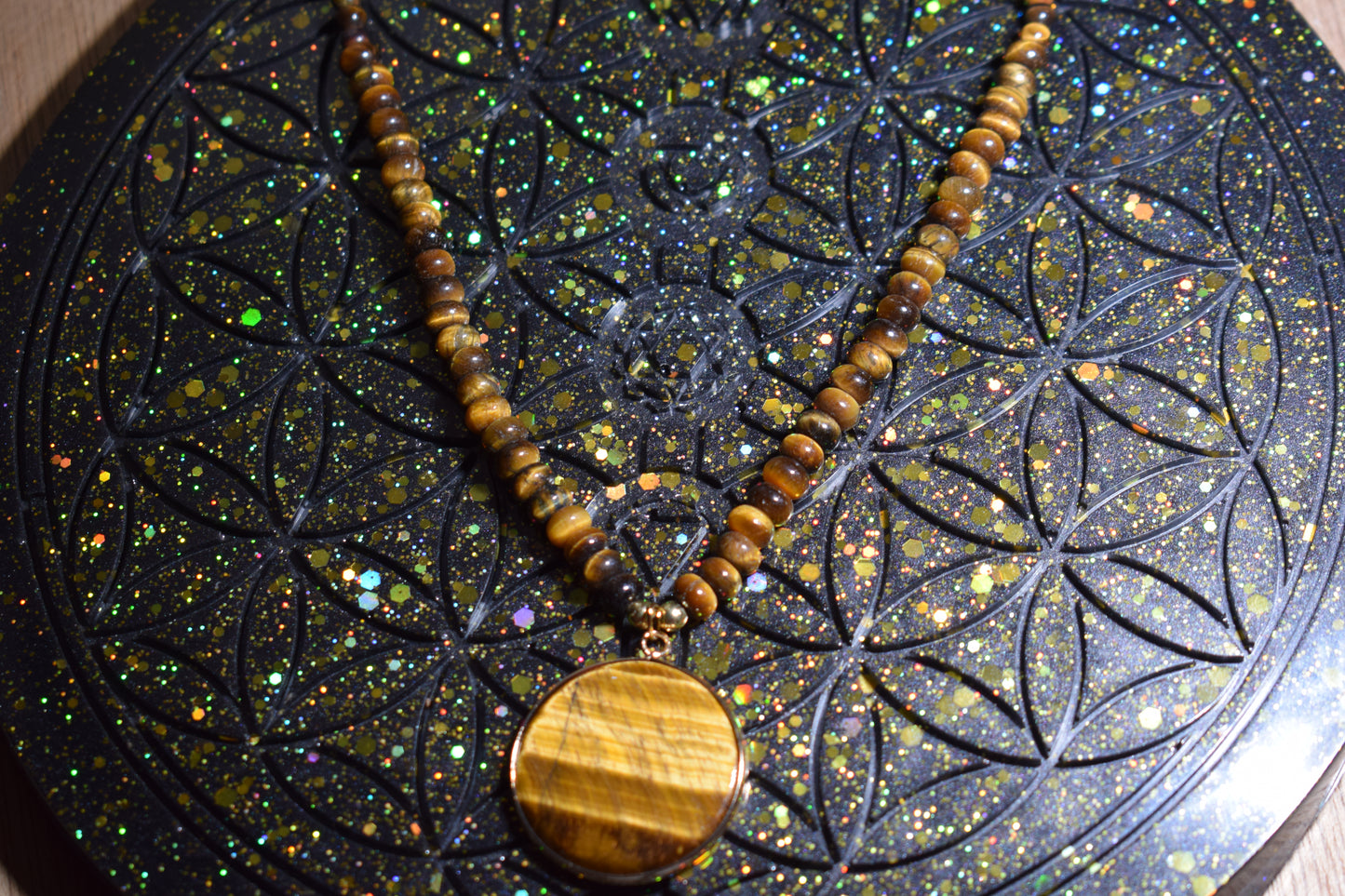 Collier en perles d'œil de tigre avec grand pendentif cabochon rond oeil de tigre