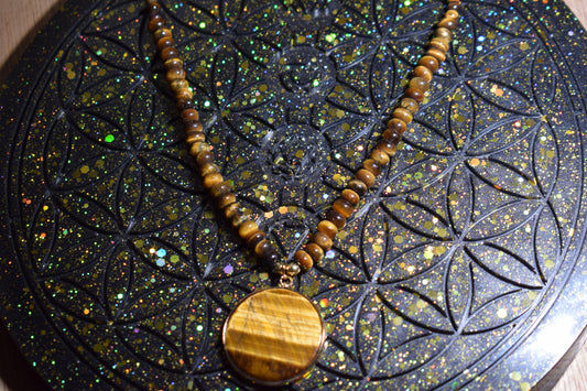 Collier en perles d'œil de tigre avec grand pendentif cabochon rond oeil de tigre