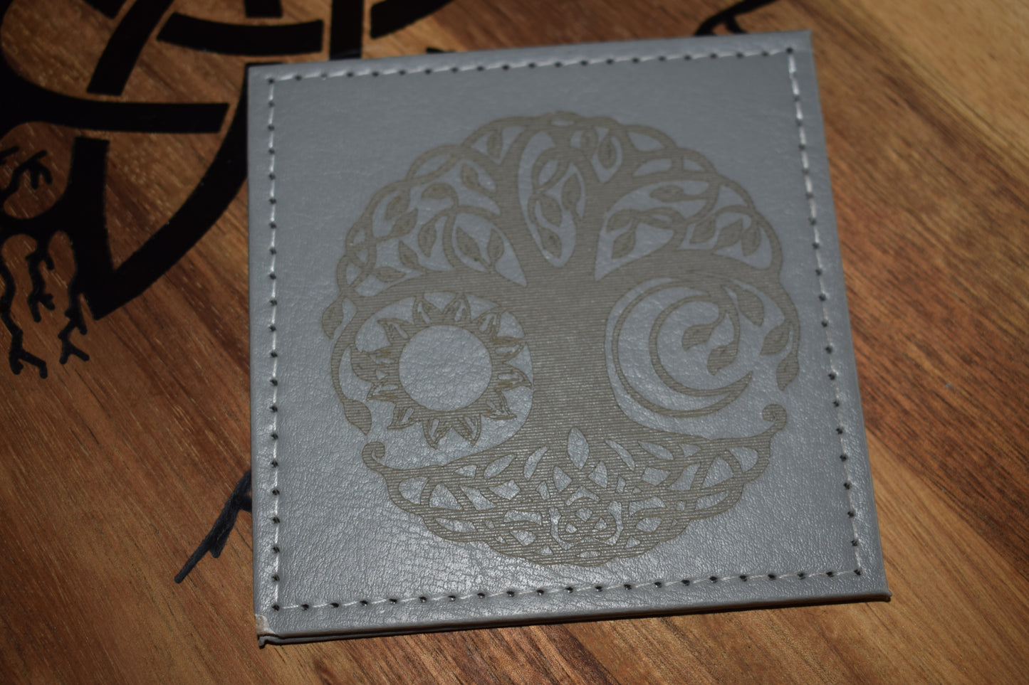 Dessous de verre en cuir grisd gravé au laser motif arbre de vie associé au soleil & la lune