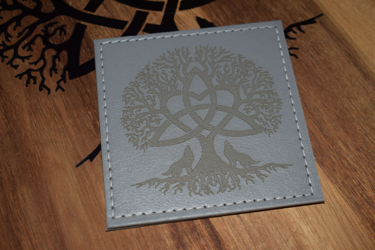 Dessous de verre en cuir gris gravé au laser motif arbre de vie entrelacé noeuds celtiques