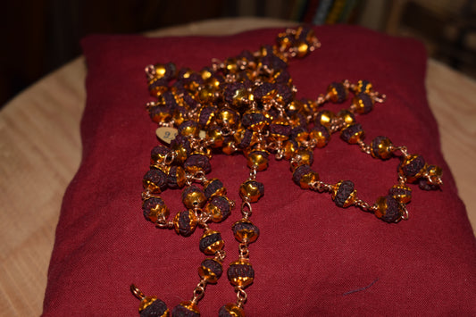 Mala & perles de Rudraksha avec éléments dorés