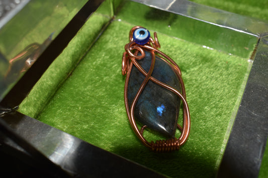 Pendentif artisanal pierre labradorite fil de cuivre orné d'une perle oeil bleu