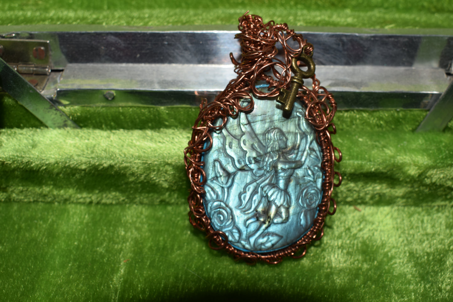 Pendentif artisanal pierre labradorite représentant une fée entourée d'un fil de cuivre & breloque en forme de clé