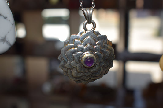 Pendentif forme de lotus avec améthyste