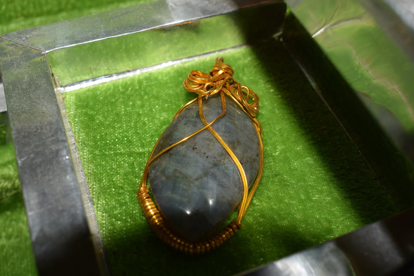Pendentif labradorite avec fil de cuivre taille 50mm