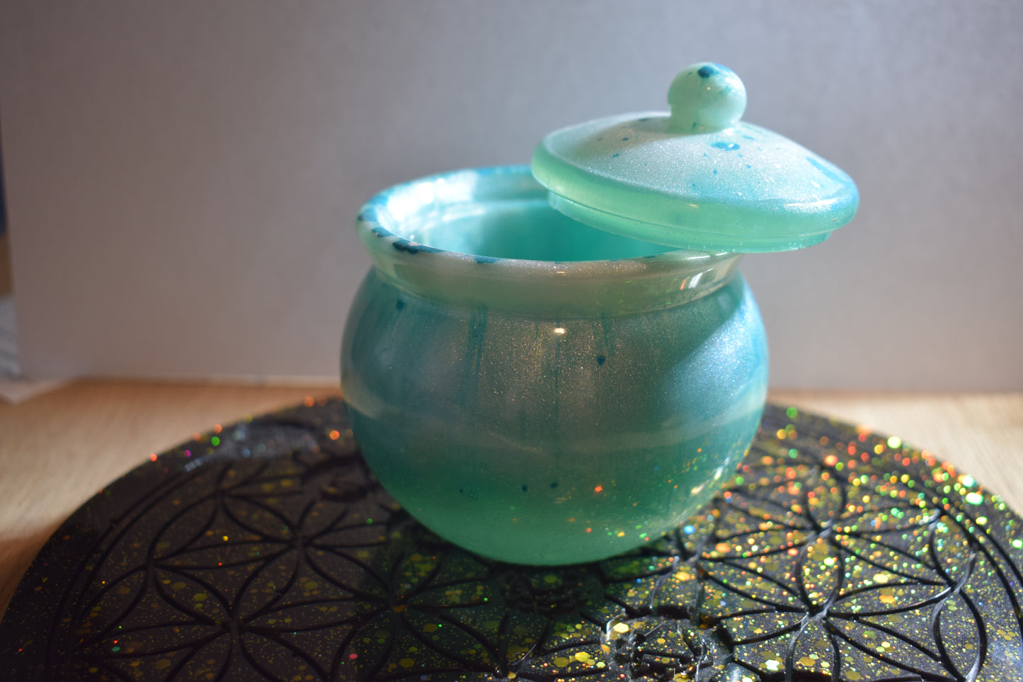 Petite boîte ronde en résine époxy paillettes turquoise & blanc nacré