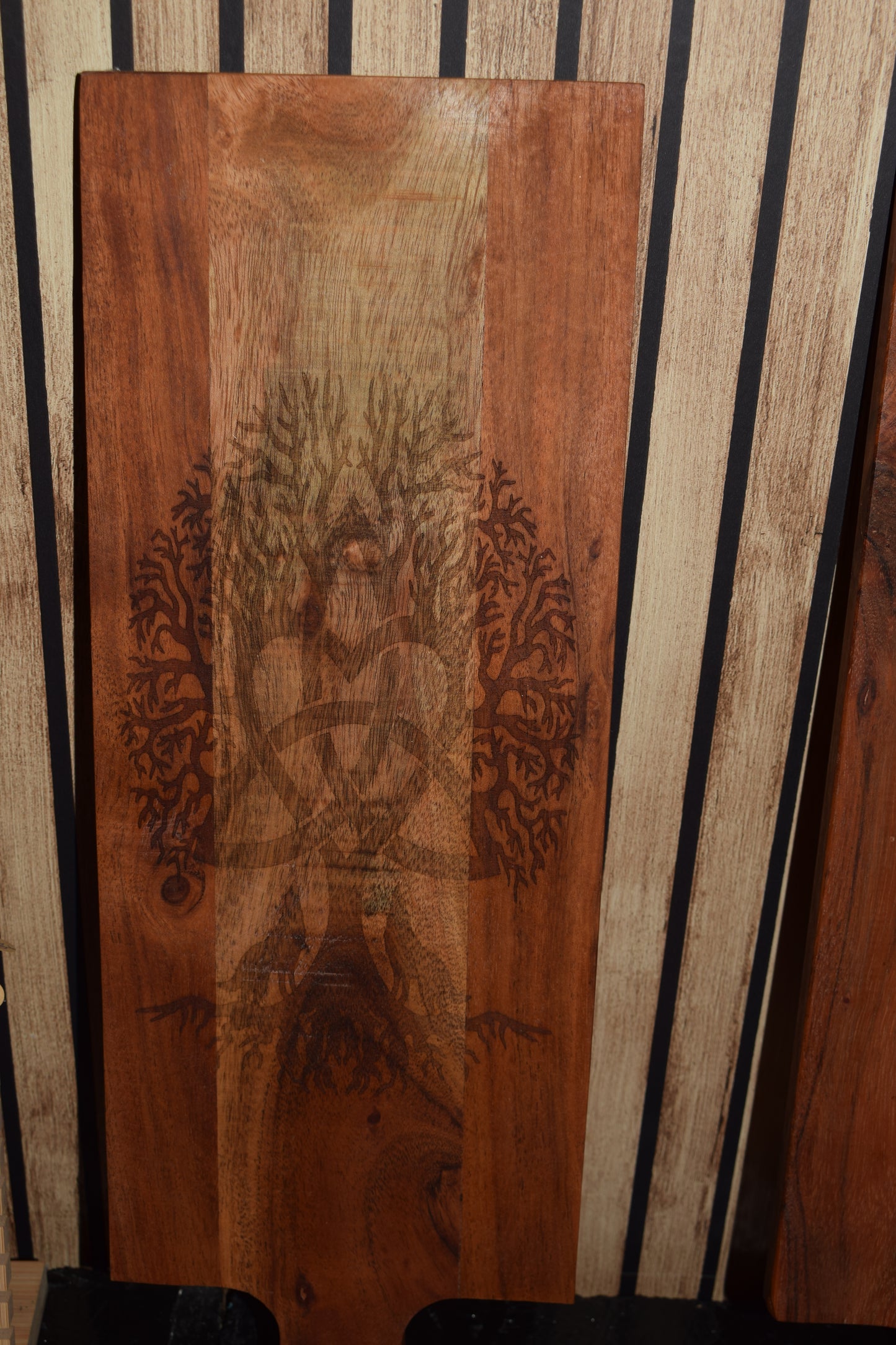Planche à découper en acacia motif symbole celtique yggdrasil arbre de vie