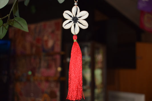 Porte clé artisanal forme de fleur de coquillage pompon rouge