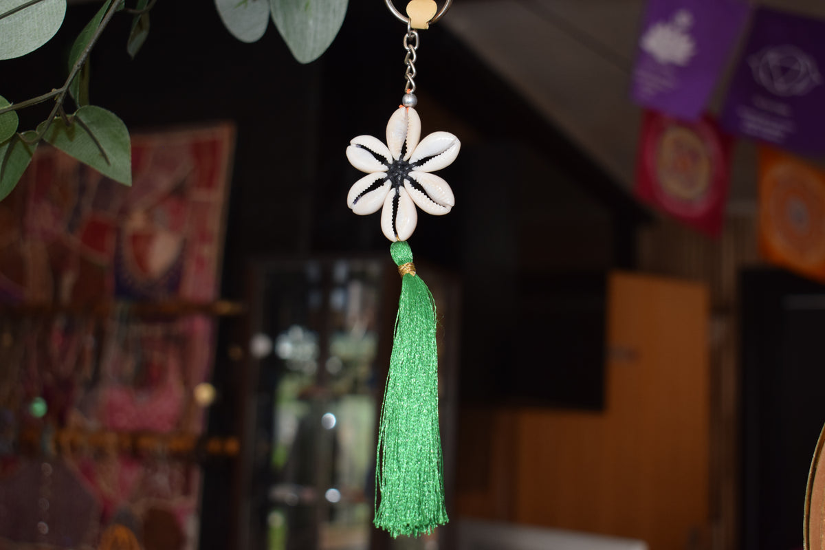 Porte clé artisanal forme de fleur de coquillage pompon vert