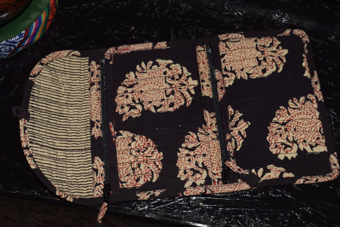 Porte feuille noir avec motif fabriquer en inde