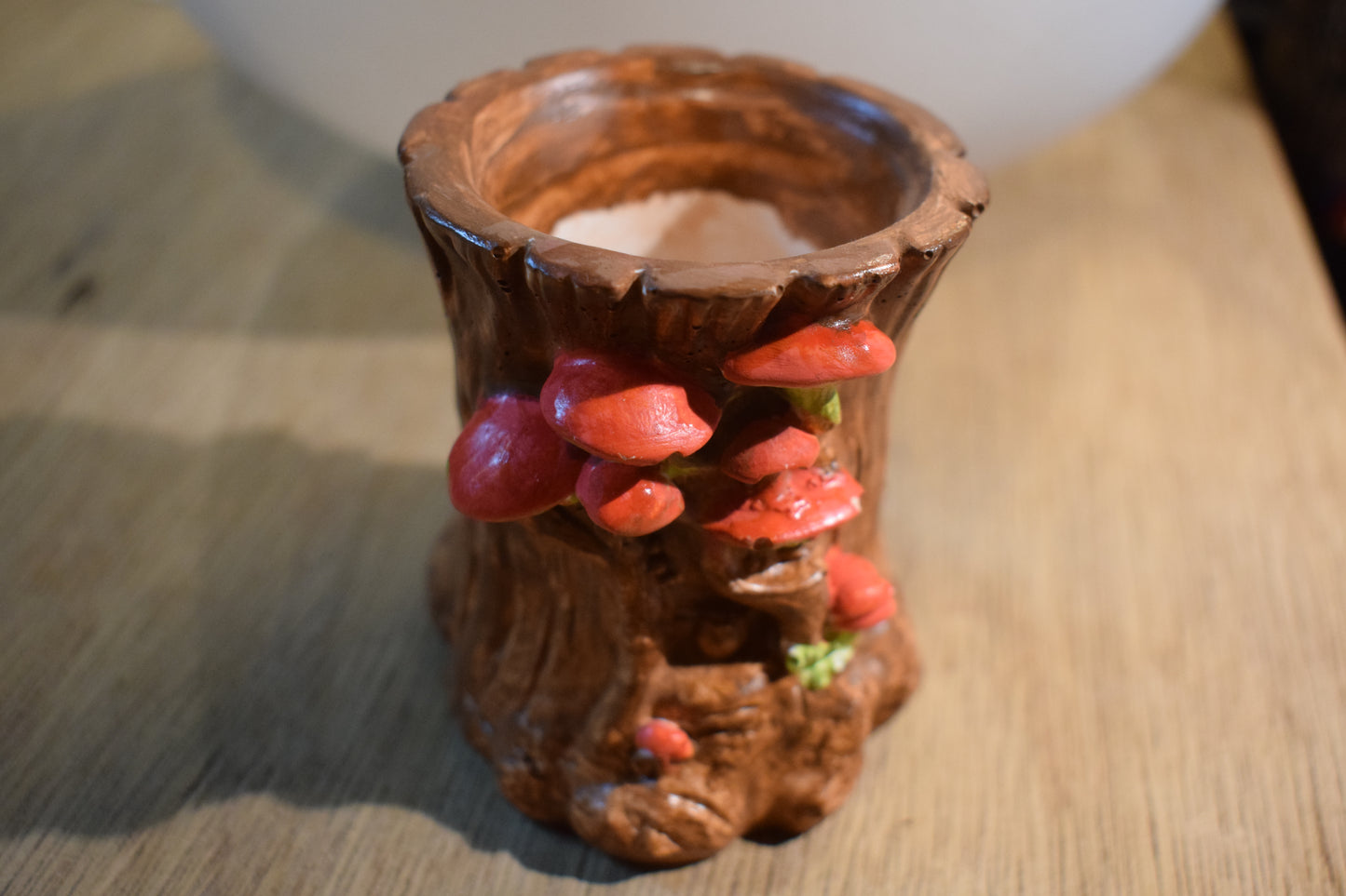 Pot en forme de souche d'arbre avec des champignons rouges en céramique