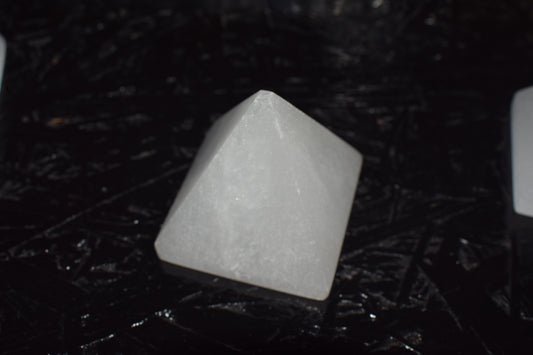 Pyramide en sélénite