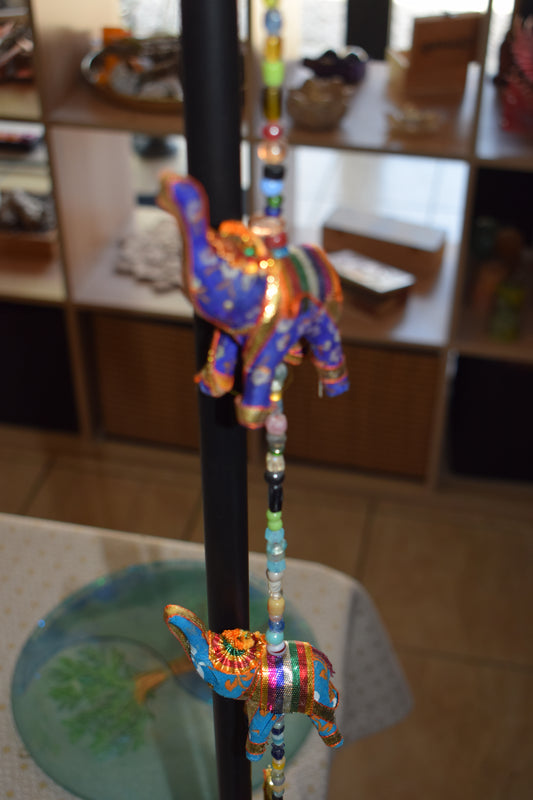 Suspension éléphants colorés avec petite clochette