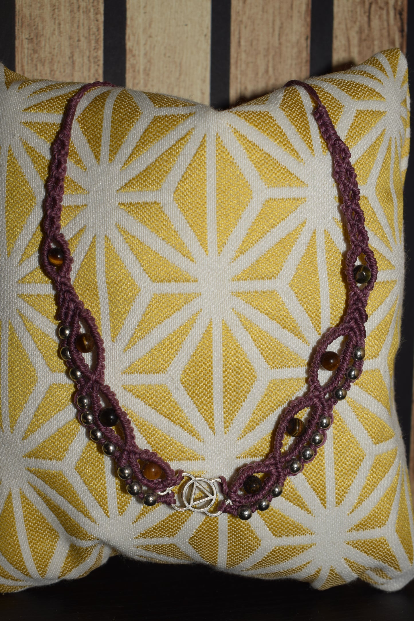 collier en macramé avec perle en oeil de tigre